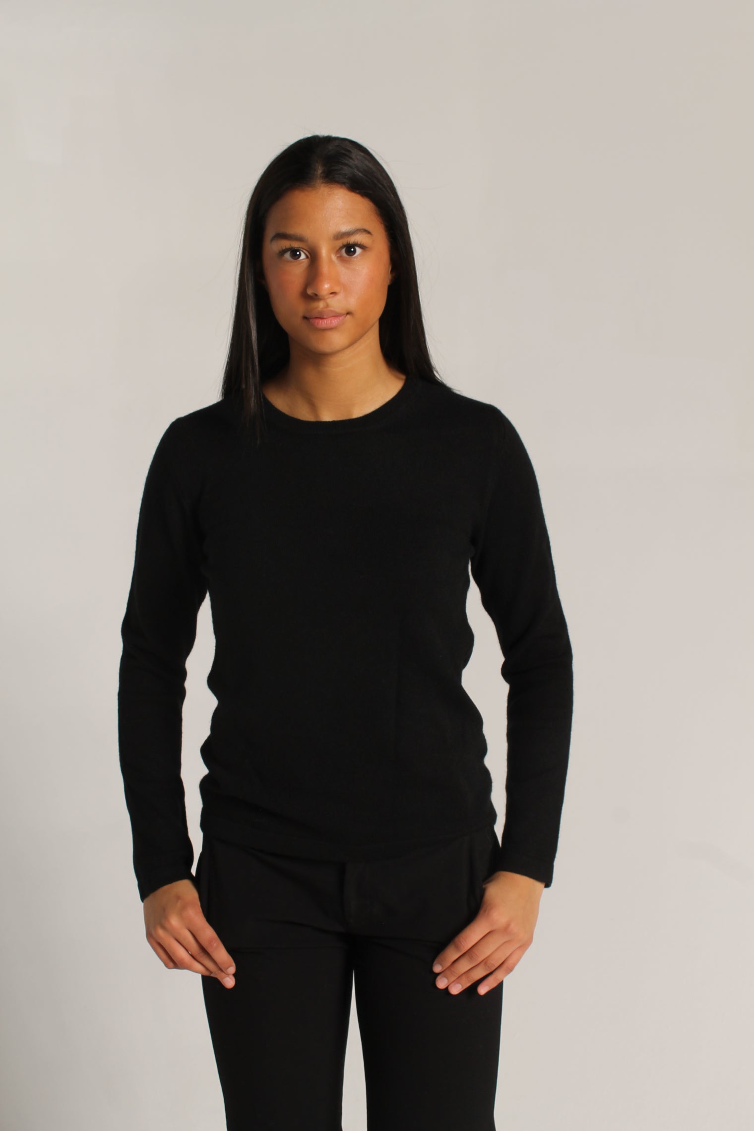 Round Neck Cashmere Sweater – Black