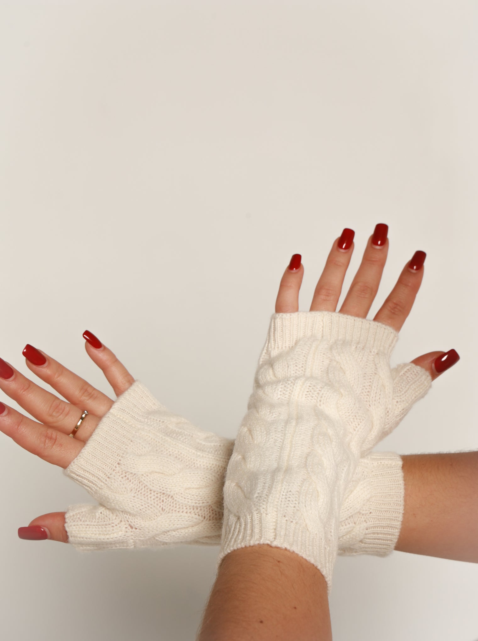 Cable Knit Cashmere Wrist Warmers – White