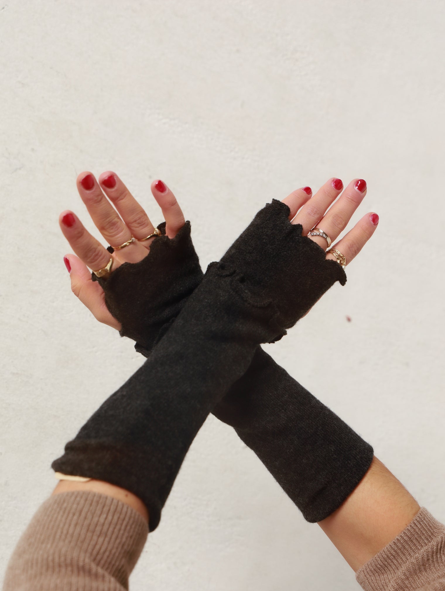 Cashmere Wrist Warmers – Charcoal Grey