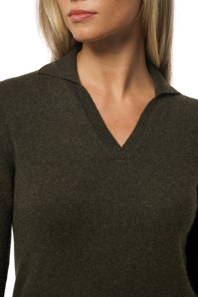 Classic moss green cashmere sweater with v-neck and collar
