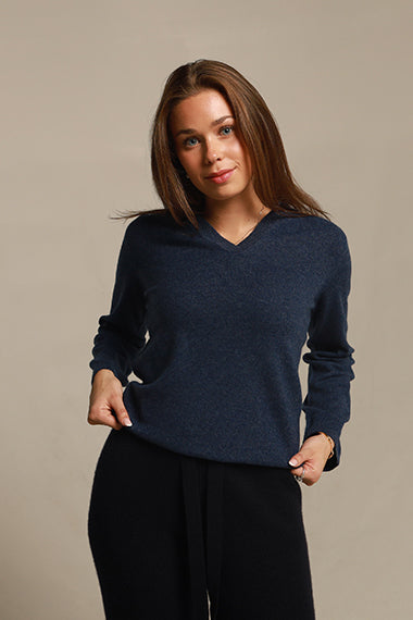 Classic demin cashmere sweater with v-neck and collar