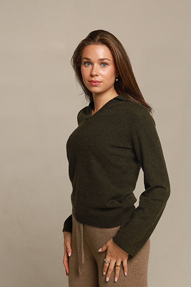 Klassisk mosegrønn kashmir genser med v-hals og krage
