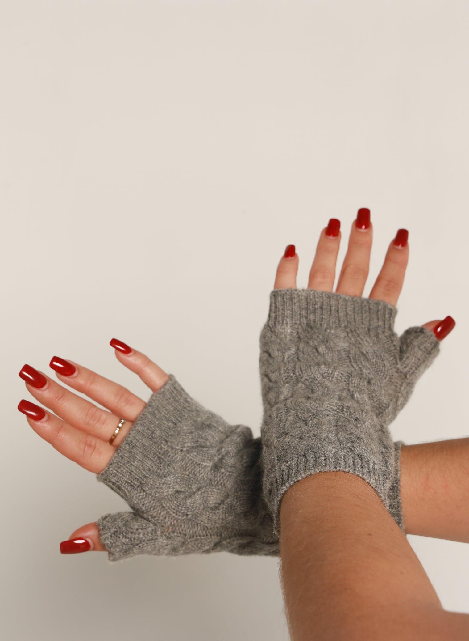 Cable Knit Cashmere Wrist Warmers – Grey