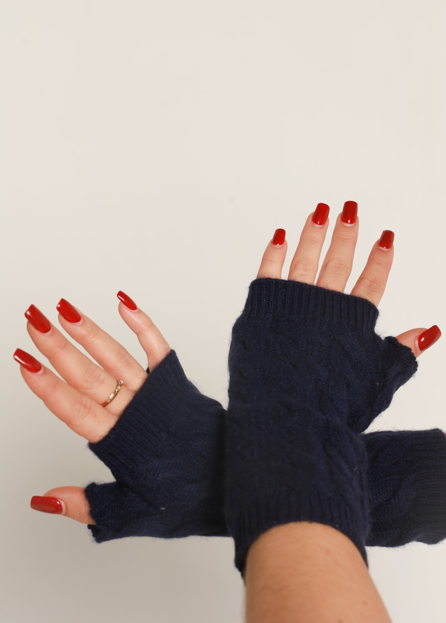 Cable Knit Cashmere Wrist Warmers – Blue
