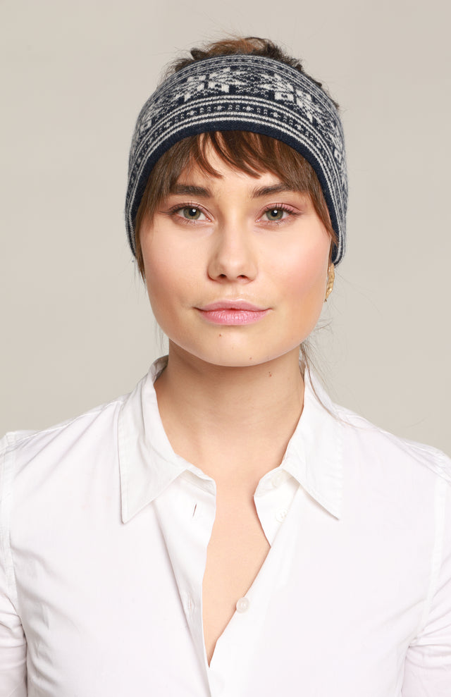 Nydelig blått og hvitt mønstret kasjmir pannebånd som er kløfritt, det er også god tykkelse så man holder ørene varme! Selvfølgelig med 100% kasjmir! 